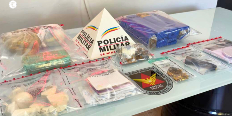 PM apreende drogas, munições e dinheiro após denúncia de tráfico em Valadares