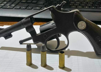 PM apreende revólver após disparos em via pública em Divinolândia de Minas