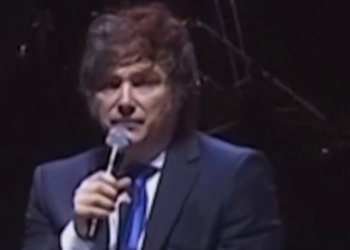 Milei vira roqueiro em lançamento de livro na Argentina