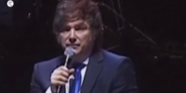 Milei vira roqueiro em lançamento de livro na Argentina