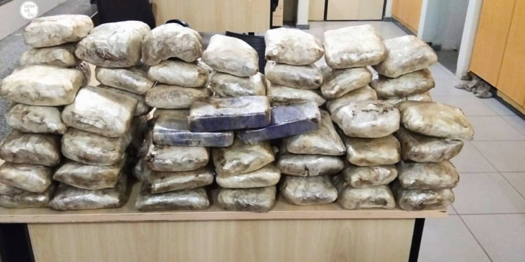 Casal é preso com 68 barras de Haxixe e 3 barras de pasta base de cocaína, em GV