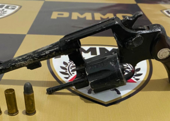 Homem é preso por porte ilegal de arma e ameaça em São João Evangelista