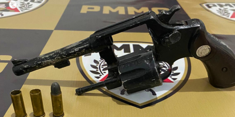 Homem é preso por porte ilegal de arma e ameaça em São João Evangelista