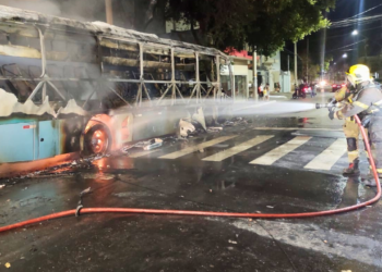 Ônibus escolar pega fogo em Governador Valadares
