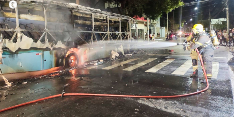 Ônibus escolar pega fogo em Governador Valadares