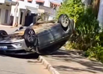 Motorista a caminho do hospital capota carro após bater em caminhão em Valadares