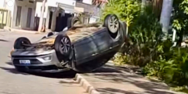 Motorista a caminho do hospital capota carro após bater em caminhão em Valadares