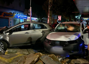 Colisão entre dois carros no Centro de Valadares deixa quatro feridos