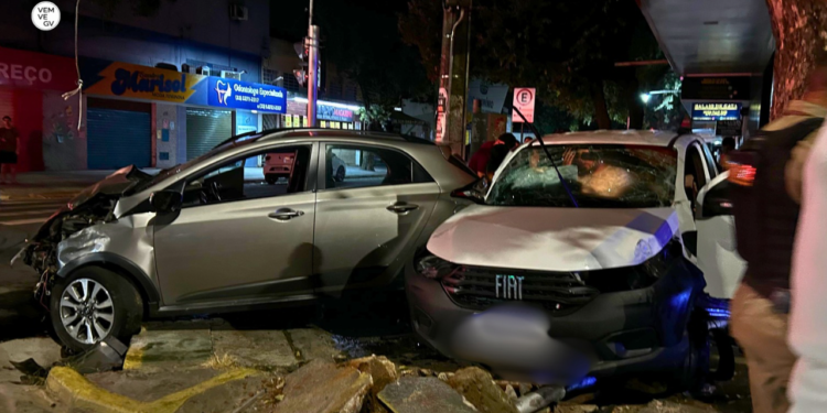 Colisão entre dois carros no Centro de Valadares deixa quatro feridos