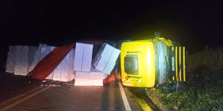 Acidente na BR-259 envolve carreta, Gol e Hilux, em Valadares MG