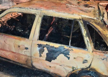 Veículo é destruído por incêndio durante a madrugada em Governador Valadares