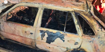 Veículo é destruído por incêndio durante a madrugada em Governador Valadares