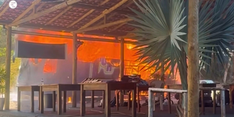 Ônibus das bandas Bonde do Forró e Djavu é destruído por incêndio em MG