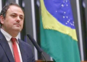 Câmara barra cassação e impõe suspensão a Glauber Braga