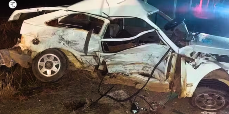 Colisão entre dois carros na BR-259 deixa um morto e um ferido em estado grave, em Resplendor