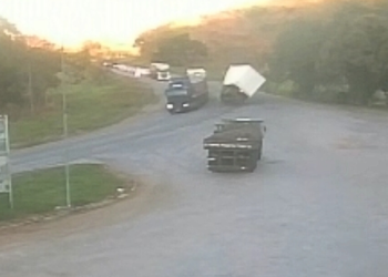 Carreta tomba na BR-116, mata três e deixa feridos em Engenheiro Caldas