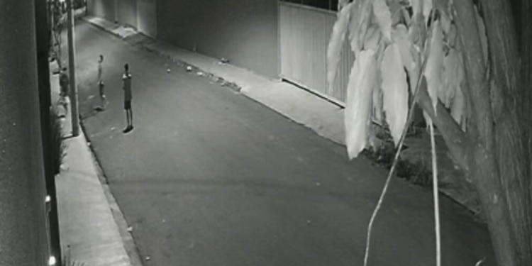 Adolescentes chutam portões e assustam moradores em Valadares