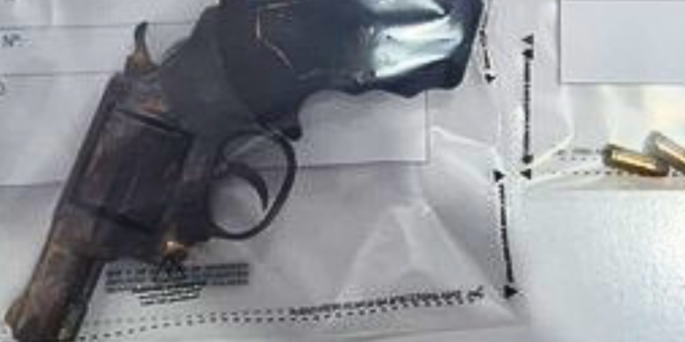 Polícia encontra arma escondida em buraco na parede de banheiro em Valadares