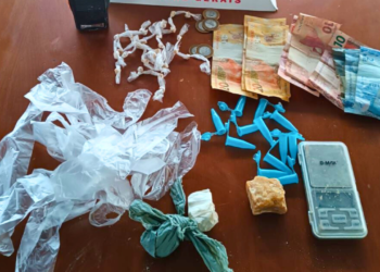 Casal é preso por tráfico de drogas em Periquito; bebê de 7 meses estava na casa