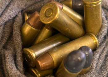 Suspeito pula janela e é capturado com arma, munições e drogas, em Valadares