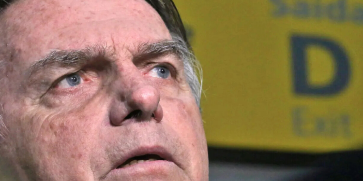 Bolsonaro é transferido da PF para a Papuda