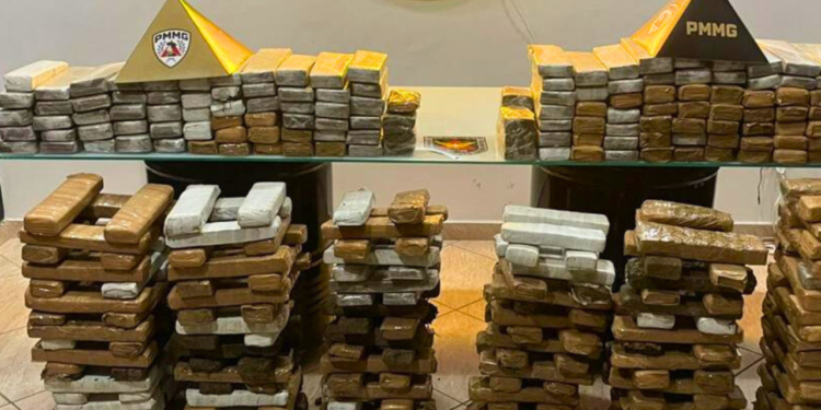 PM apreende mais de 400 barras de maconha em Valadares