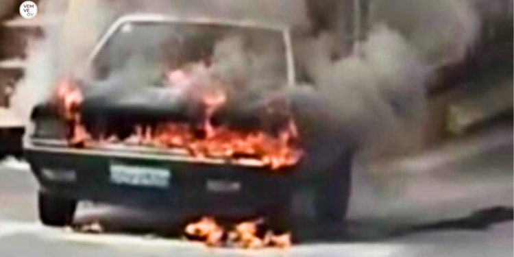 Carro pega fogo em viaduto de Valadares e mobiliza bombeiros