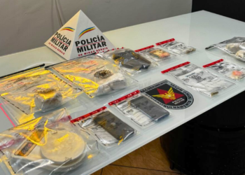 PM apreende drogas, arma e prende dois jovens em Valadares