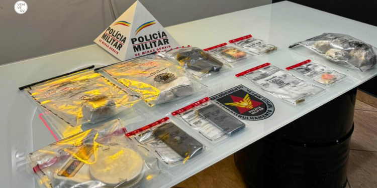 PM apreende drogas, arma e prende dois jovens em Valadares