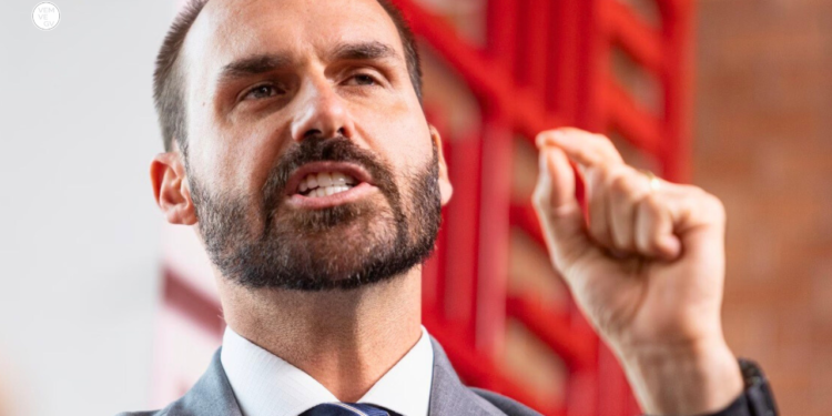 Motta envia ao Conselho de Ética pedidos de cassação contra Eduardo Bolsonaro