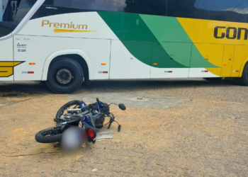 Motociclista fica ferido em acidente com ônibus no Centro de Valadares