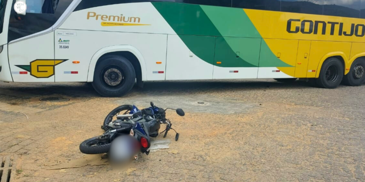 Motociclista fica ferido em acidente com ônibus no Centro de Valadares