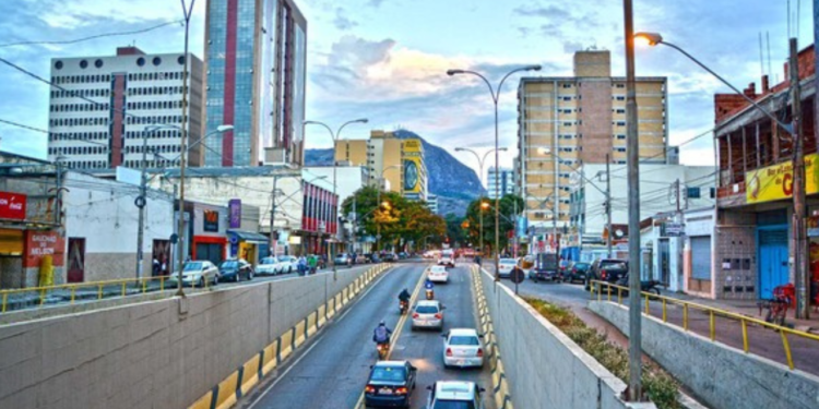 Recapeamento interdita vias em Valadares