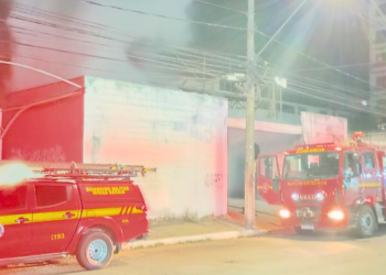 Incêndio atinge imóvel abandonado no Centro de Governador Valadares