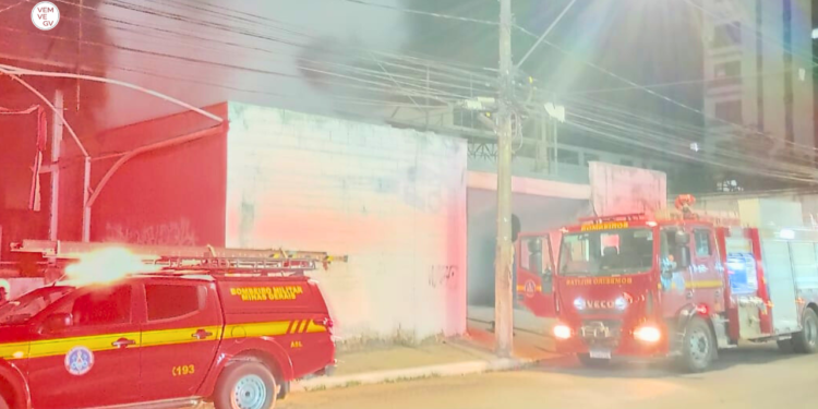 Incêndio atinge imóvel abandonado no Centro de Governador Valadares