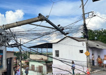 Caminhão derruba poste e deixa parte do bairro Carapina sem energia, em Valadares