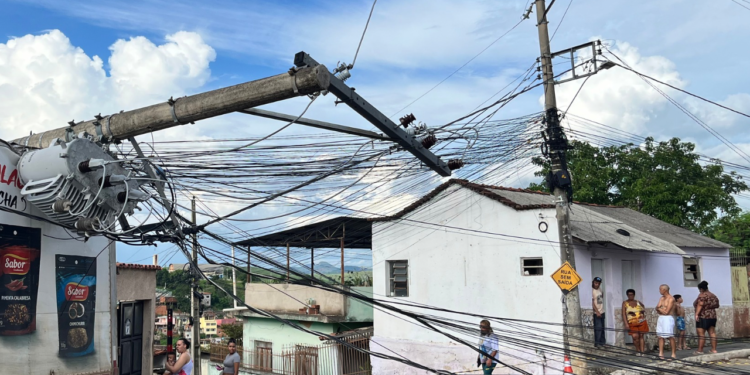 Caminhão derruba poste e deixa parte do bairro Carapina sem energia, em Valadares