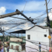 Caminhão derruba poste e deixa parte do bairro Carapina sem energia, em Valadares