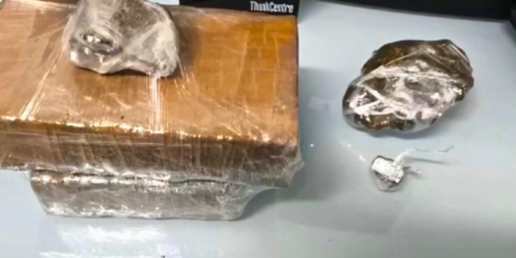 PM prende suspeito por tráfico de drogas no bairro Planalto, em Valadares