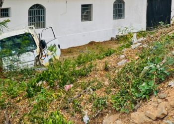 Caminhão perde freio e despenca de barranco em Governador Valadares