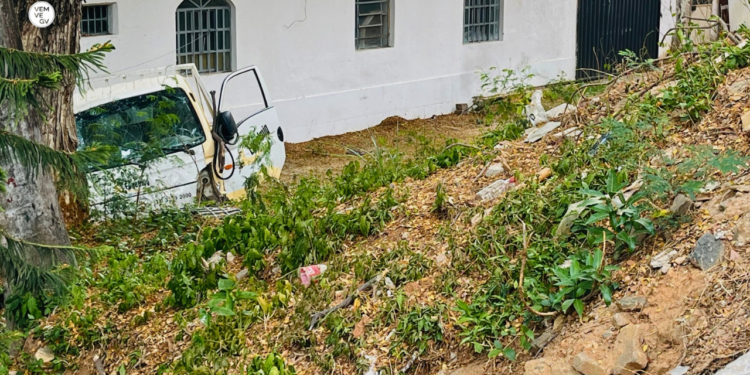 Caminhão perde freio e despenca de barranco em Governador Valadares