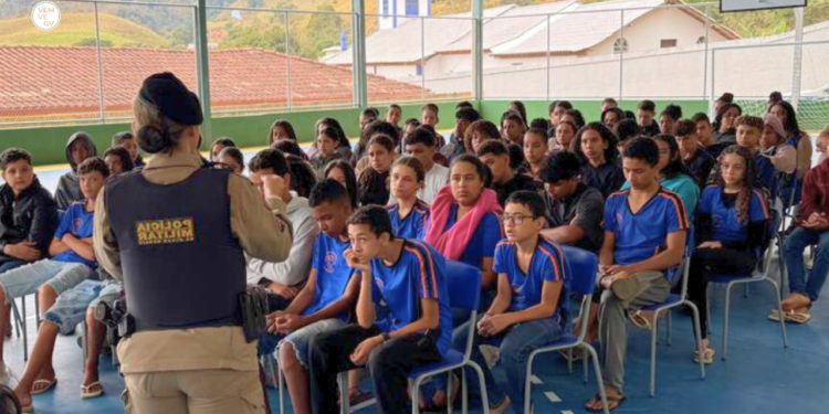 PM realiza palestra sobre violência doméstica em escola de Gonzaga durante campanha Agosto Lilás