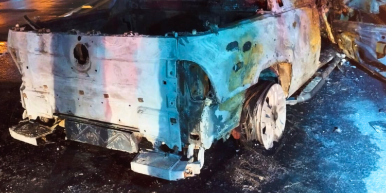 Colisão na BR-259 incendeia carro e deixa policial penal ferido, em Valadares