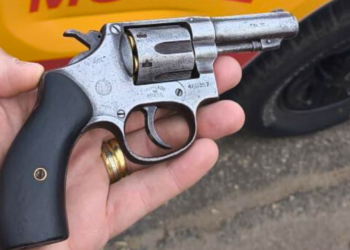 Menor é apreendido com arma a caminho de campo de futebol em Valadares