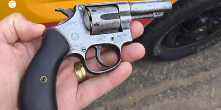 Menor é apreendido com arma a caminho de campo de futebol em Valadares