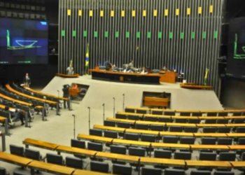 Câmara aprova urgência para projeto que combate a adultização infantil nas redes sociais