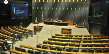 Câmara aprova urgência para projeto que combate a adultização infantil nas redes sociais
