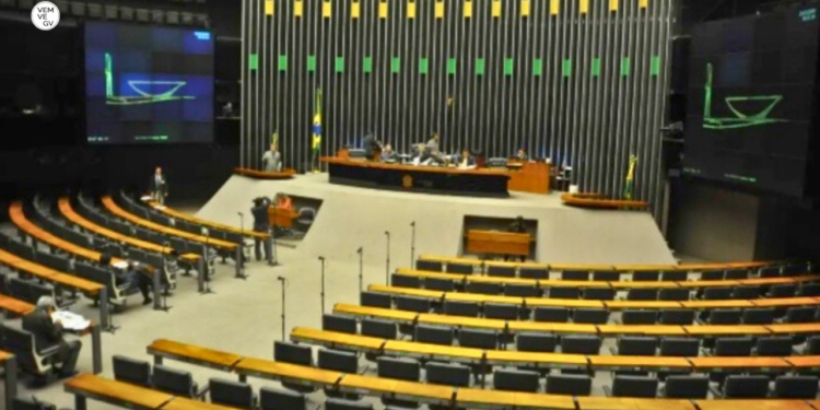 Câmara aprova urgência para projeto que combate a adultização infantil nas redes sociais