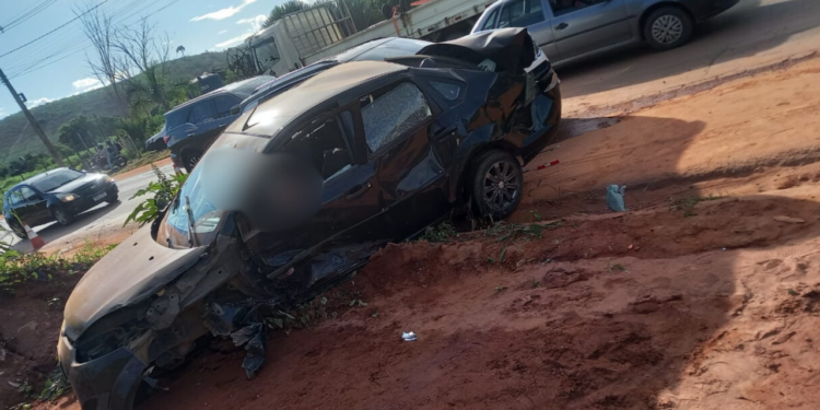 Acidente com quatro veículos deixa cinco feridos na BR-116, em Valadares