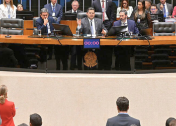 Congresso aprova Orçamento de 2026 com mínimo de R$ 1.621 e R$ 61 bi em emendas